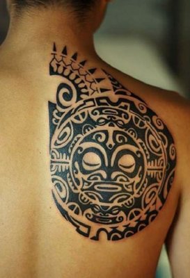  Tatouage maori, polynésien en haut du dos sur une femme